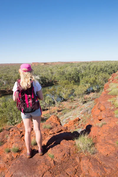 Mulher loira caminhadas outback Austrália paisagem — Fotografia de Stock