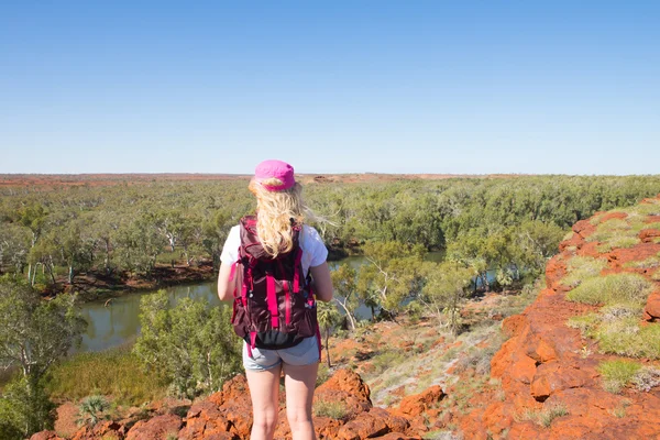 Mladá žena chůze vnitrozemí Austrálie — Stock fotografie