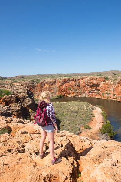 Mulher jovem Outback Cabo Range Austrália — Fotografia de Stock