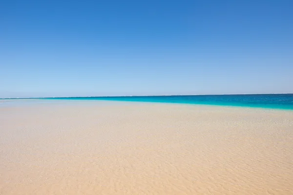 Piękny turkusowy ocean plaża — Zdjęcie stockowe