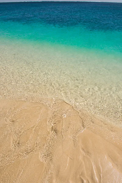 Piękny ocean plaża krystalicznie czysta woda — Zdjęcie stockowe