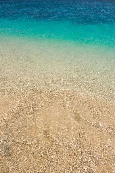Krystalicznie czysty ocean plaża tropikalne paradise — Zdjęcie stockowe