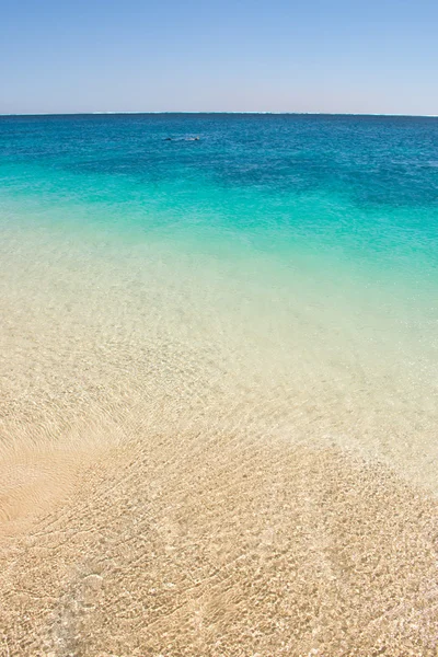 Vackra kristallklara turkosa havet vatten — Stockfoto