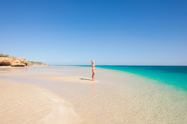 Mulher loira turquesa paradisíaca praia — Fotografia de Stock