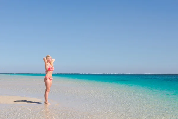Блондинка счастливая женщина позирует рай пляж — стоковое фото