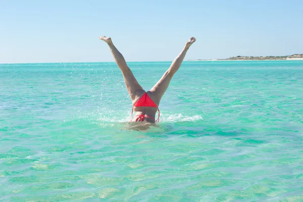 Onderwater handstand jonge vrouw tropisch strand — Stockfoto