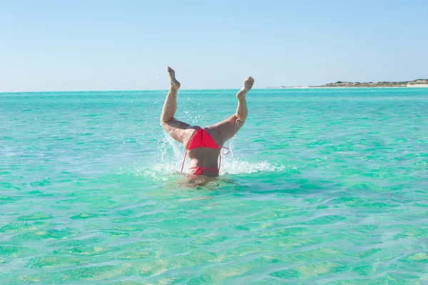 Engraçado debaixo d 'água suporte jovem mulher pernas para cima — Fotografia de Stock