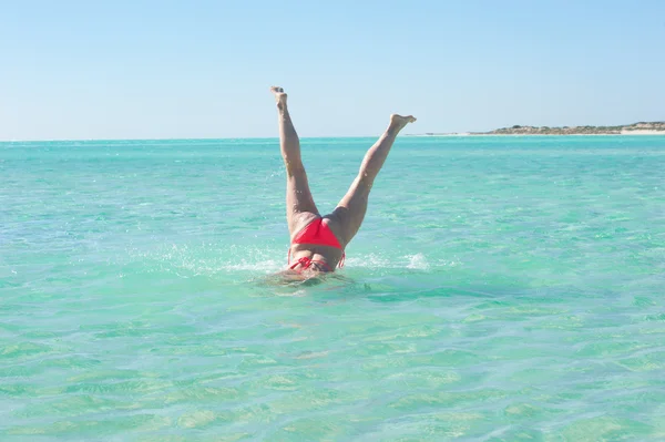 Subaquático suporte jovem mulher praia — Fotografia de Stock