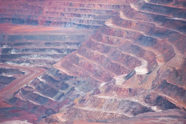 Lagen Open gesneden mijnbouw steengroevelocatie — Stockfoto