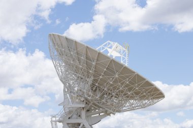 Mavi gökyüzü ile astronomik teleskop çanak
