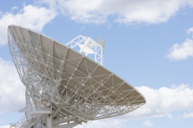 Teleskop anten çanak mavi gökyüzü ve bulutlar