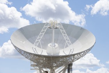 Mavi güneşli gökyüzü ile astronomi teleskop çanak