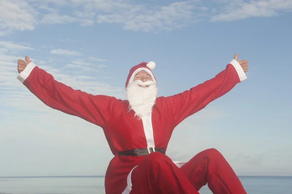 Счастливый расслабленный Санта-Клаус на пляжном отдыхе — стоковое фото
