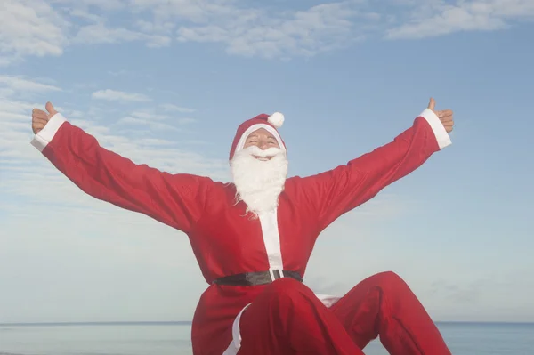 Feliz Santa Claus relajado en vacaciones en la playa — Foto de Stock