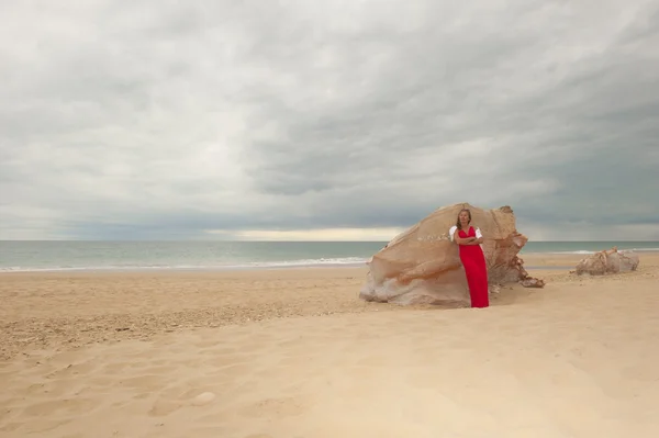 Mulher atraente na praia com nuvens de tempestade — Fotografia de Stock