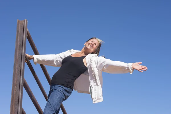 Felice donna matura gioiosa a braccia aperte — Foto Stock