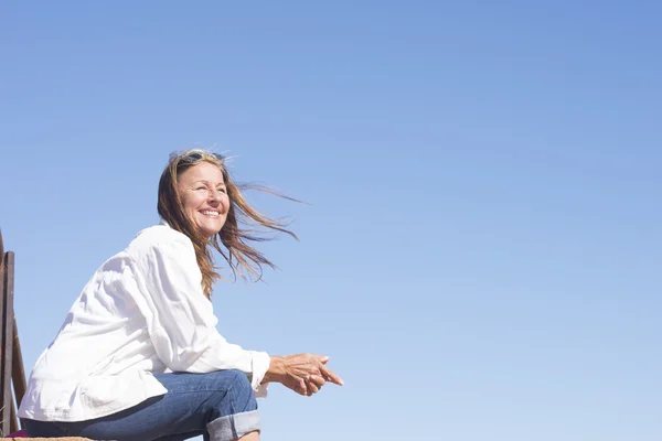 Porträt freudig glücklich reif frau outdoor — Stockfoto