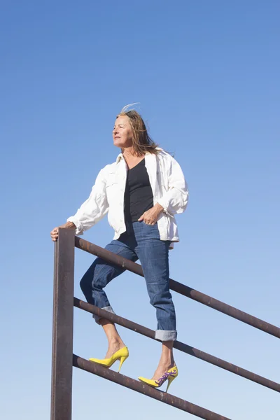 Confident friendly woman on top outdoor — Stock Photo, Image