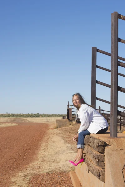 Attraktiv äldre kvinna i högklackat utomhus — Stockfoto