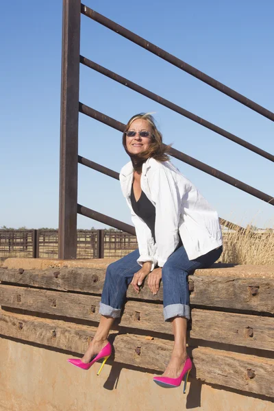 Joyful confident woman outdoor in high heels — Stock Photo, Image