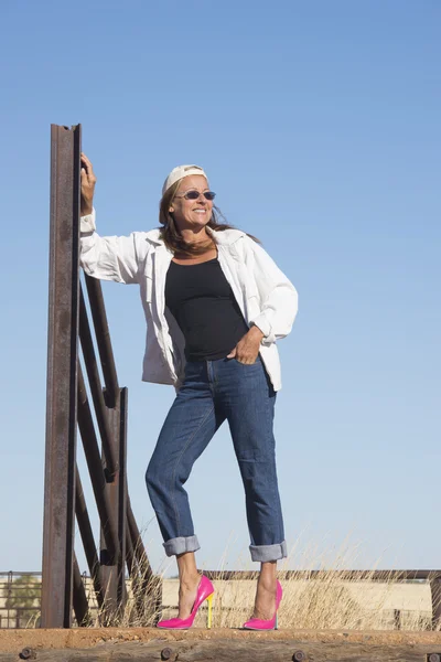 Mulher relaxada confiante em saltos altos ao ar livre — Fotografia de Stock