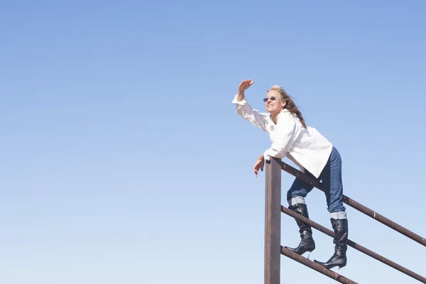 Confiado mujer relajada mirador al aire libre —  Fotos de Stock