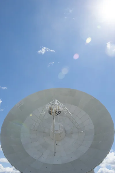 Plato de telescopio para ciencia astronómica al aire libre —  Fotos de Stock
