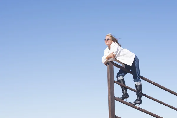 Confident laid back woman outdoor lookout — Stock Photo, Image