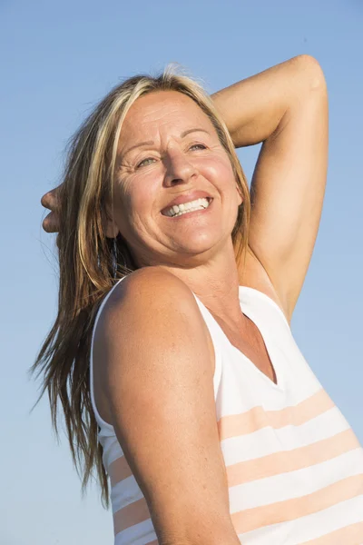 Joyful aantrekkelijke schakelde volwassen vrouw buiten — Stockfoto