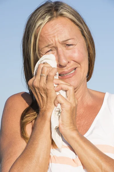 Llorando mujer en lágrimas y dolor al aire libre —  Fotos de Stock