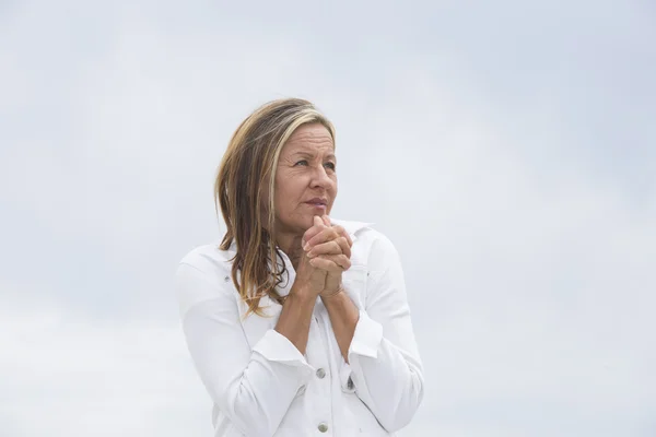 Gebetsfrau im Freien — Stockfoto