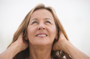 Kendine güvenen rahat Olgun kadın portre