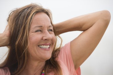 Etkin çekici mutlu olgun kadın portre