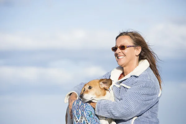 Γυναίκα με κατοικίδιο σκύλο φίλου ευτυχισμένη εξωτερική — Φωτογραφία Αρχείου