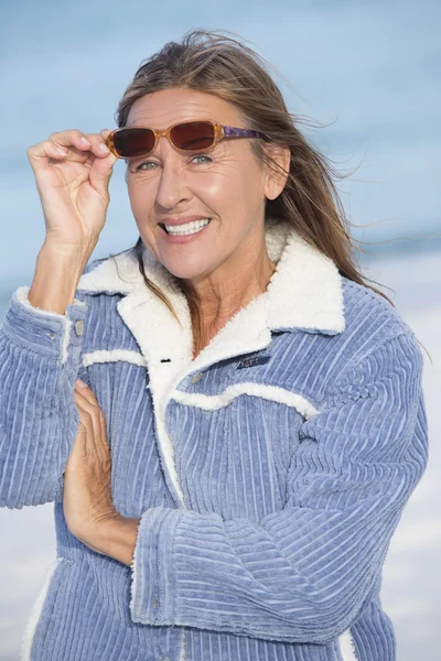 Gelukkig lachende vrouw winter jas buiten — Stockfoto