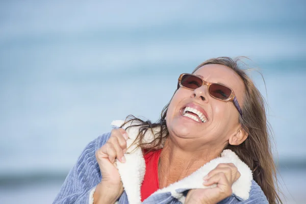 うれしそうな笑みを浮かべて女性冬ジャケット屋外 — ストック写真