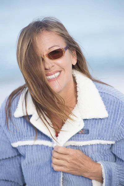 Femme confiante avec coiffure sauvage en plein air — Photo