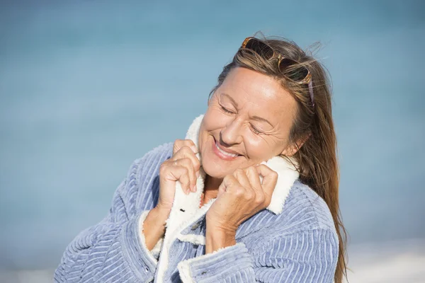 Lugn avslappnad leende kvinna utomhus — Stockfoto