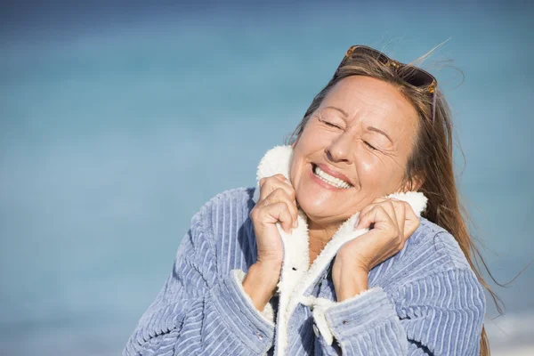 Vreedzame lachende vrouw gesloten ogen buiten — Stockfoto