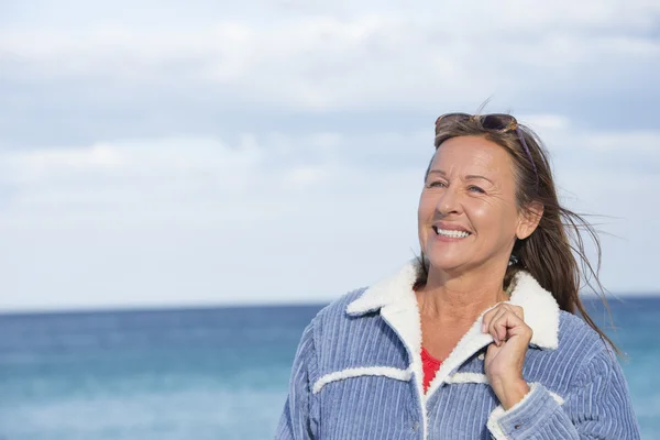 Уверенная в себе счастливая зрелая женщина пляж — стоковое фото