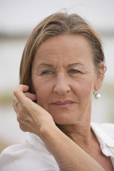 Selbstbewusst entspannt reife Frau im Freien — Stockfoto