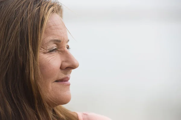 Profiel portret gelukkig ontspannen volwassen vrouw — Stockfoto