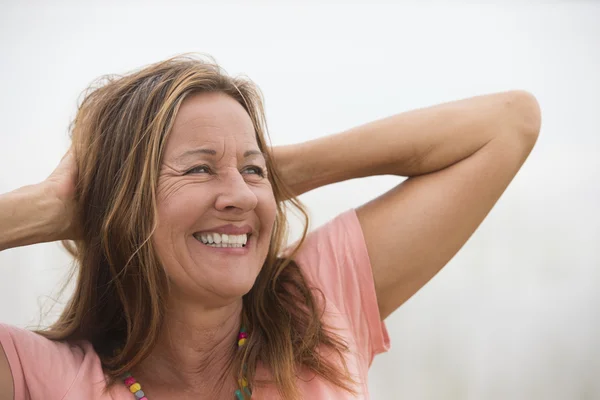 Actieve aantrekkelijke gelukkig volwassen vrouw portret buiten — Stockfoto