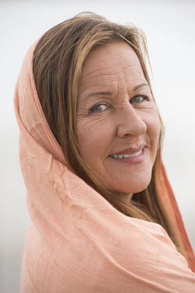 Glückliche Seniorin Porträt im Freien — Stockfoto