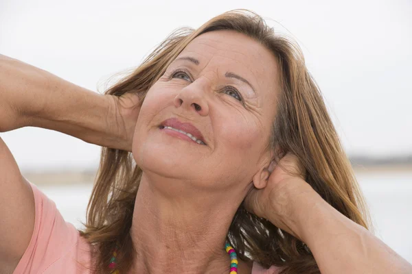 Gelukkig lachend aantrekkelijke senior vrouw — Stockfoto