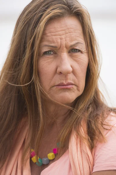 怒っている自信を持って成熟した女性の屋外 — ストック写真