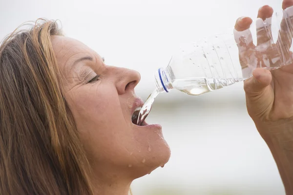 Active sporty woman drinking refreshing water — Stock Photo, Image