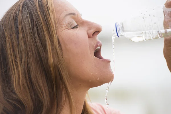 Mulher esportiva ativa Bebida refrescante de água — Fotografia de Stock