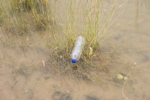 湖の水のペットボトル ジャンク処分 — ストック写真