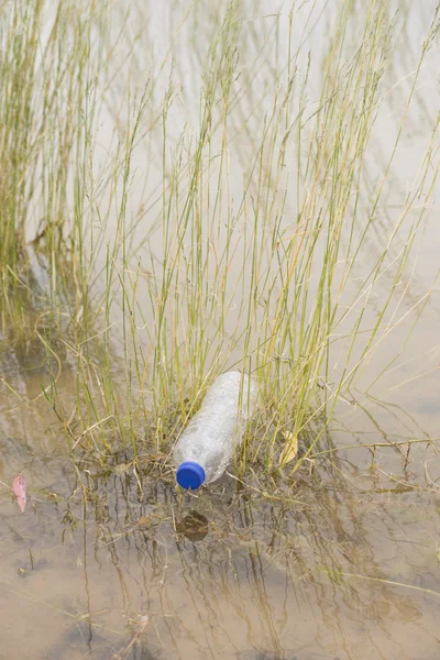 川の水でペットボトル ガベージ ダンプ — ストック写真
